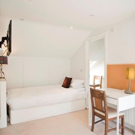 ホテルVeeve House Tennyson Road Kilburn ロンドン エクステリア 写真